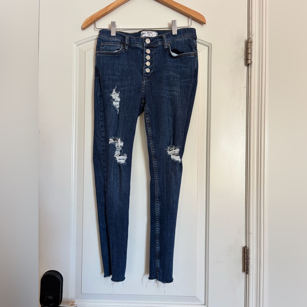 FREE PEOPLE Women’s Dark Blue Distressed, Button Fly Skinny Jeans. Size 29
